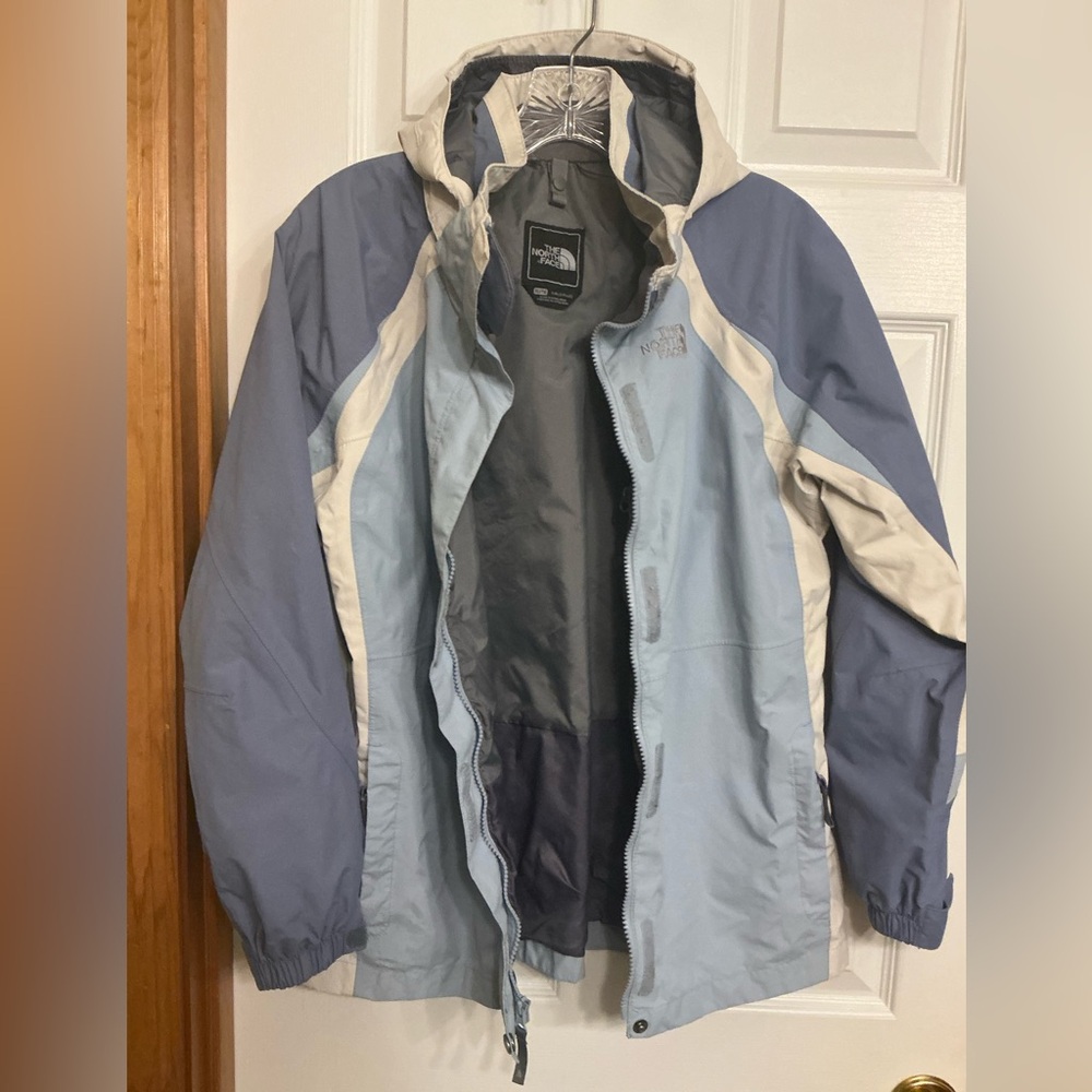 The North Face Girl’s HYVENT Jacket - Picture 2 of 7